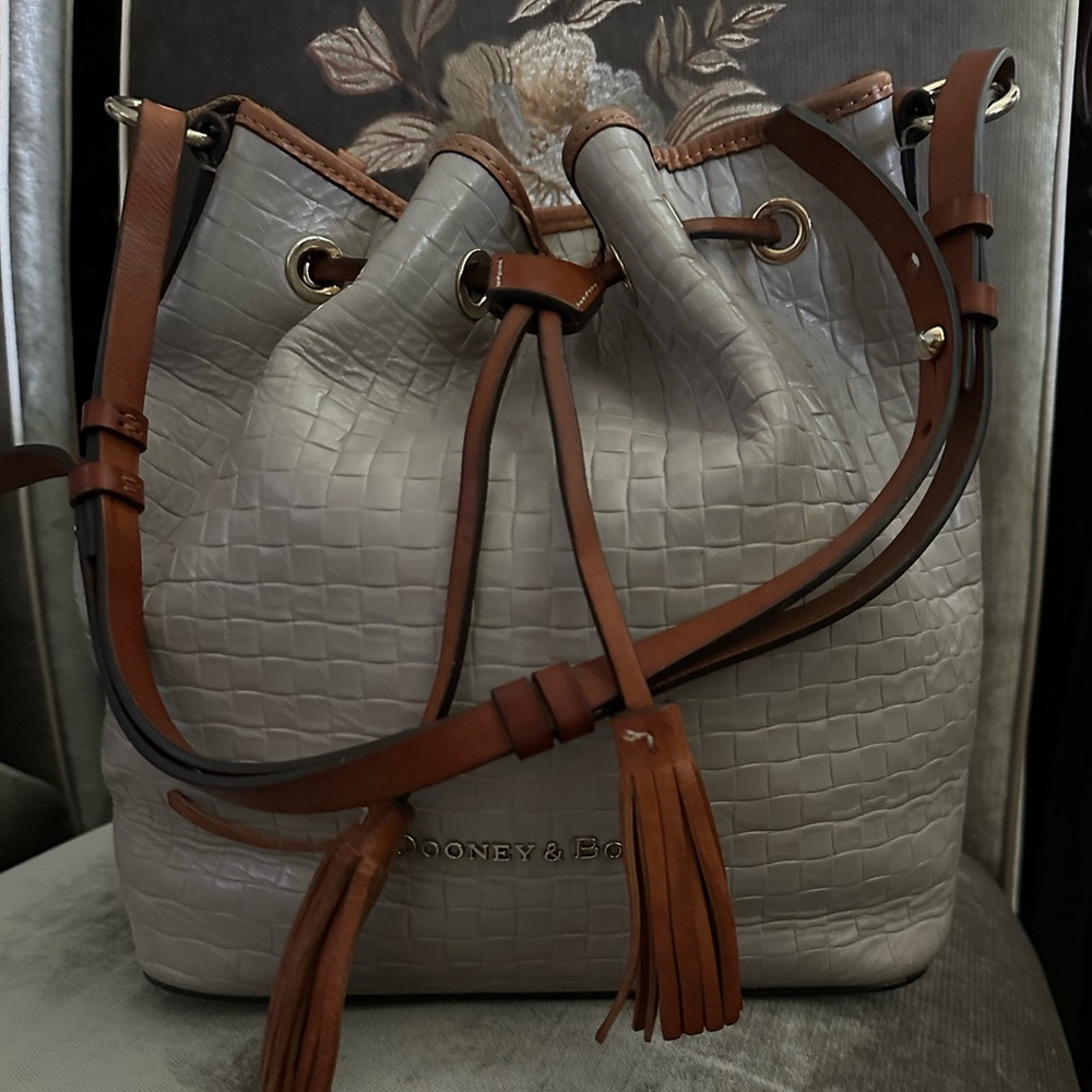 Dooney & Bourke Bucket Bag With Adjustable Crossbody / Shoulder Strap - EUC
